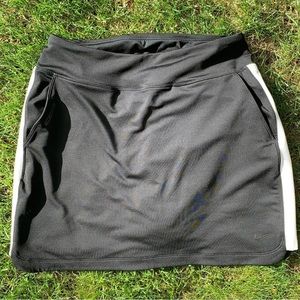 NIKEGOLF DRYFIT BLACK AND WHITE SKORT - SKIRT WITH ATTACHED SHORTS UNDERNEATH IT